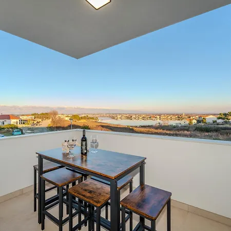 Stayinnin 3-bed - Close To Apartment *